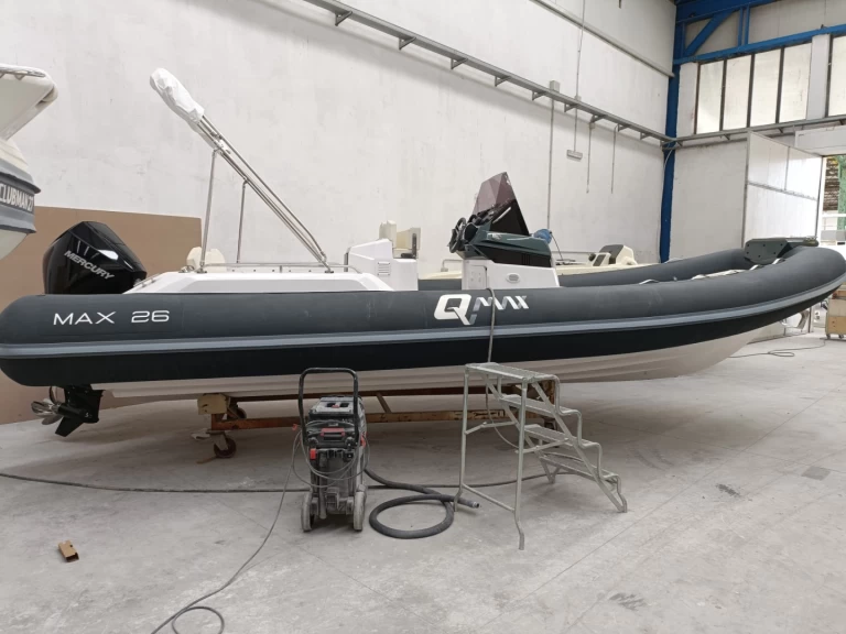 Qmax 26 Juniorboat  a louer à Vulcano
