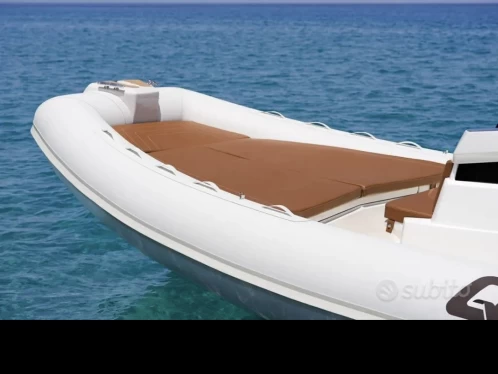 Louez un Qmax 26 Juniorboat  à Vulcano