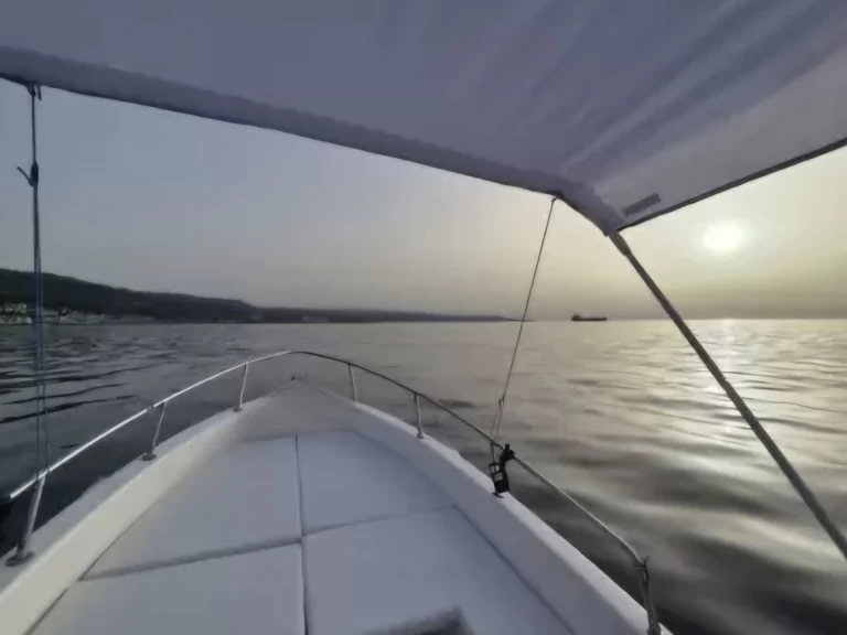 Bateau à moteur à louer à Vibo Marina au meilleur prix