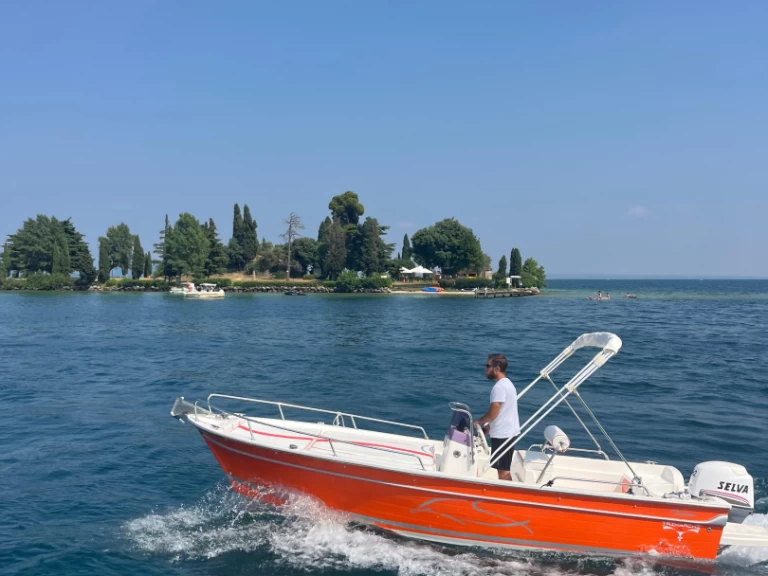 Bateau à moteur à louer à Manerba del Garda au meilleur prix