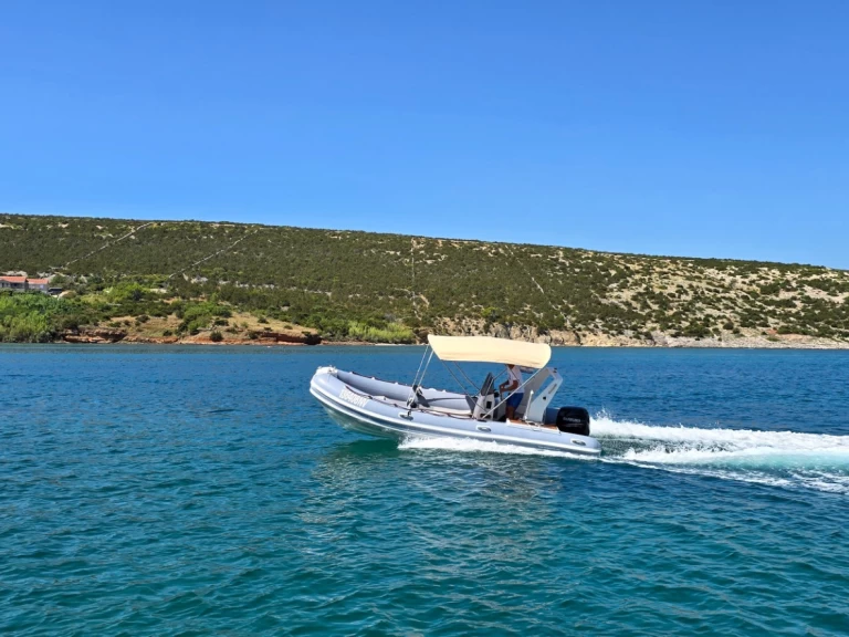Semi-rigide à louer à Novalja au meilleur prix