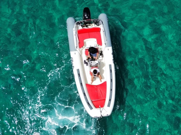 Louer Semi-rigide avec ou sans skipper Bwa à Gapeau