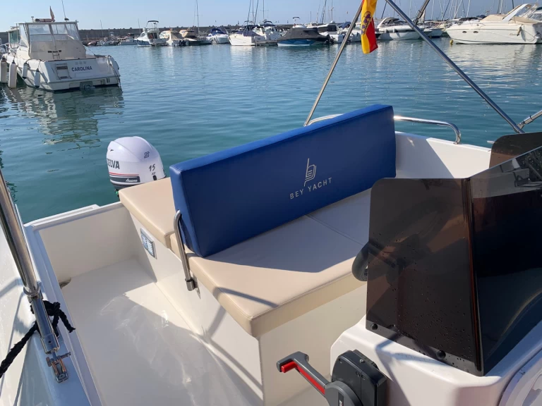 Bateau à moteur à louer à Puerto Marina Benalmadena au meilleur prix