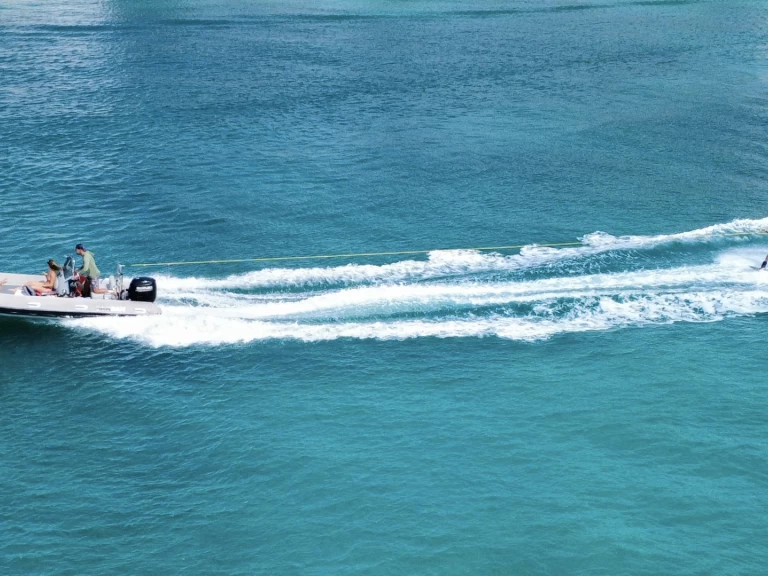 3D Tender Lux 550 a louer à Saint Martin