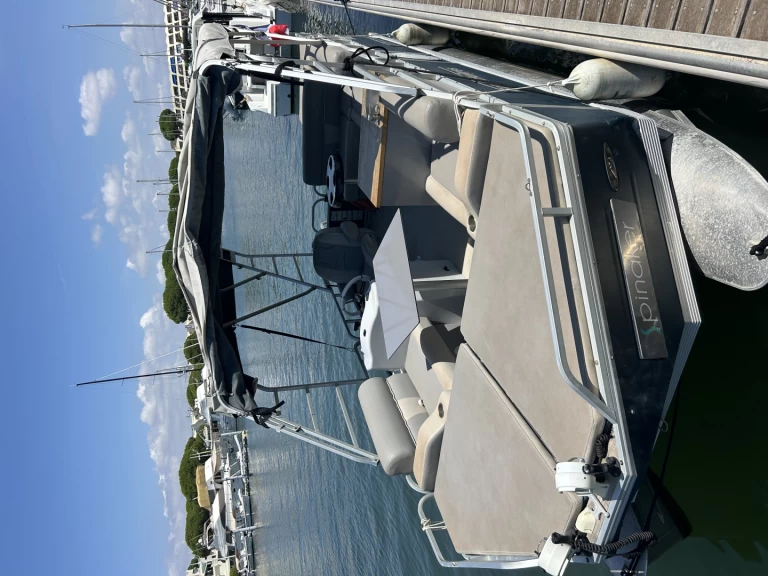 Bateau à moteur à louer à Port-Camargue au meilleur prix