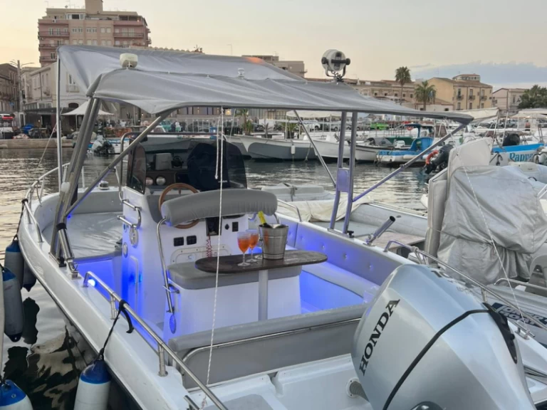 Louer Bateau à moteur avec ou sans skipper Megamar à Siracusa