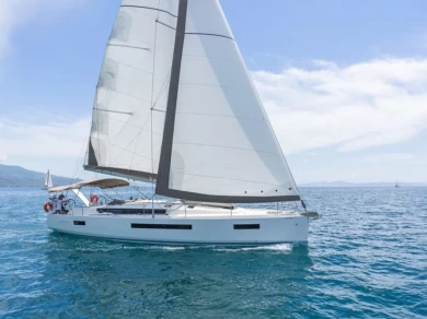 Sailboat for rent Préveza at the best price