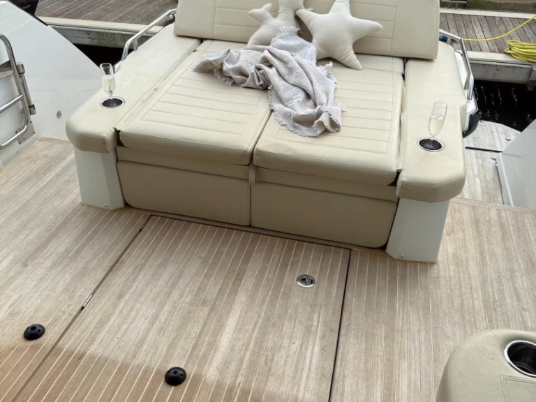 Louer Bateau à moteur avec ou sans skipper Bénéteau à Porto Badino