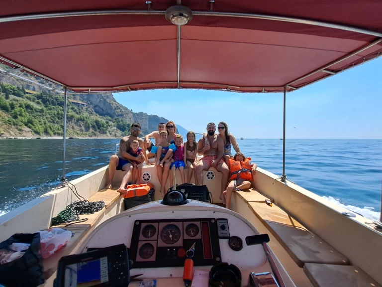 Bateau à moteur à louer à Budva au meilleur prix