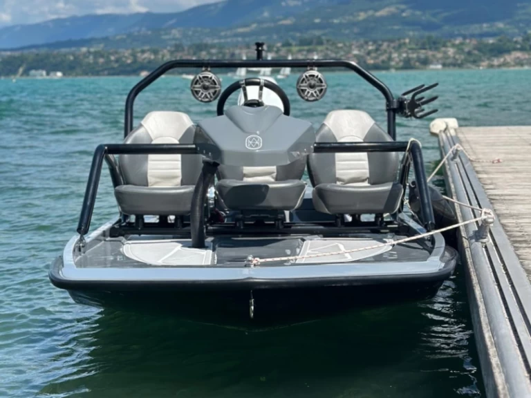 Bateau à moteur à louer à Aix-les-Bains au meilleur prix