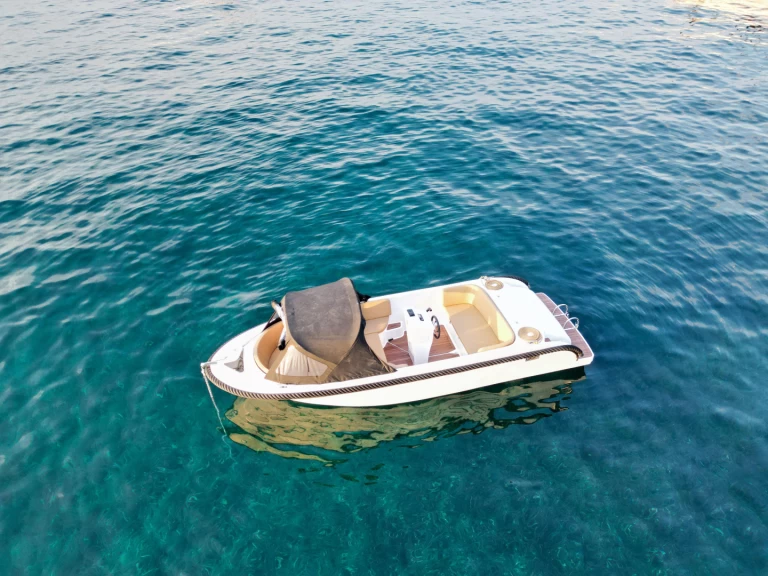 Location Bateau à moteur BRB avec permis