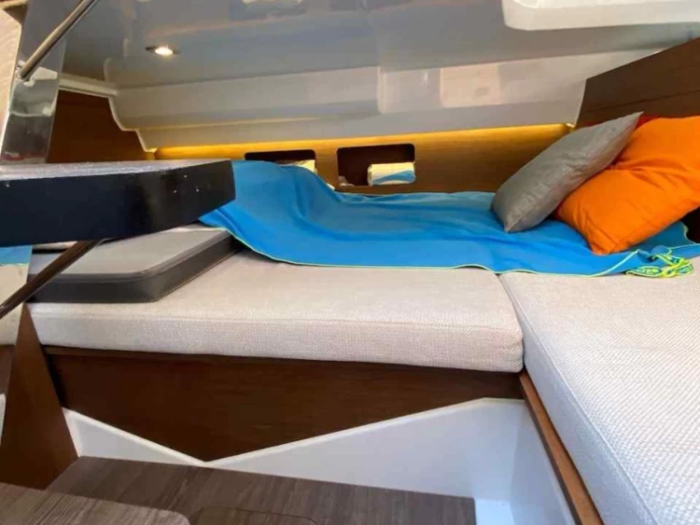 Jeanneau Cap Camarat 9.0 WA a louer à Gênes