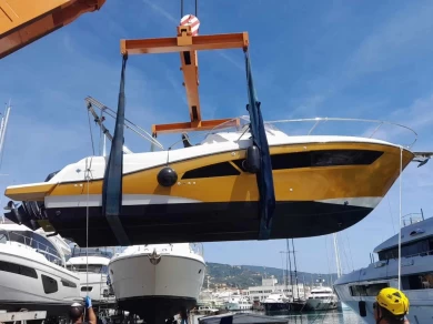 Hire a Jeanneau Cap Camarat 9.0 WA Gênes