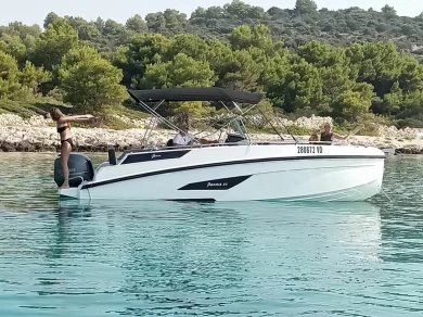 Noleggiare una Arrow Arabis 23 Arrow Arabis 23 a Trogir
