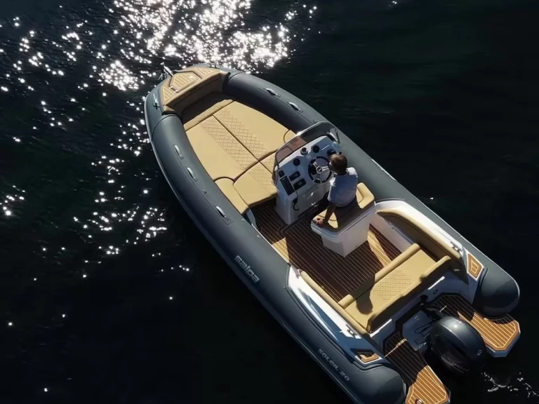 Louer Semi-rigide avec ou sans skipper Salpa à Juan-les-Pins