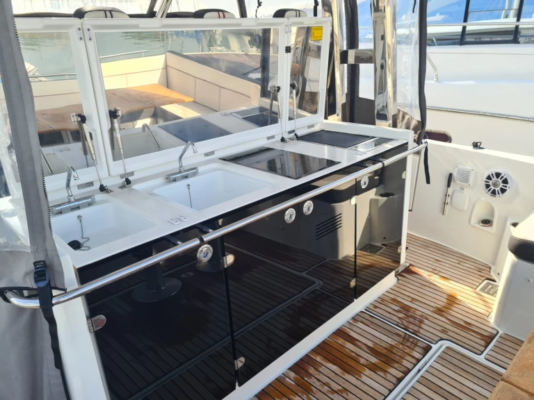 Location bateau Jeanneau Cap Camarat 12.50 à Les Sables-d'Olonne sur Samboat