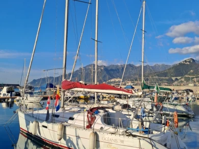 Charter a Bénéteau Oceanis 311 in Porto di Cetara on Samboat