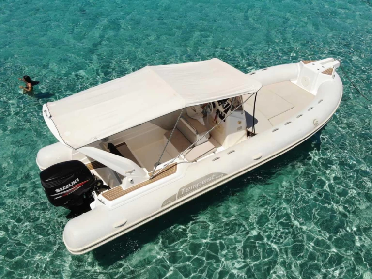 Location Bateau à moteur Capelli avec permis