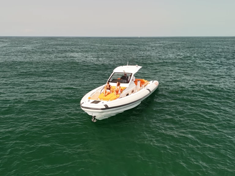 Louez un Pirelli 42 EFB à Naples