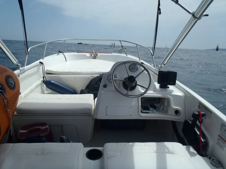 Louez un Boston Whaler Boston Whaler 170 super sport à Sainte-Maxime