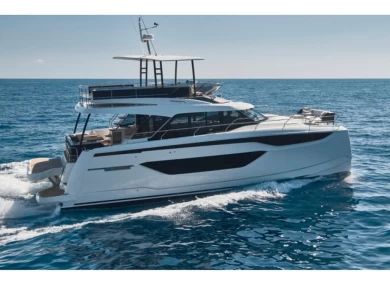 Charter a Prestige Prestige M48 in Salerne on Samboat