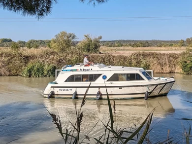 Hire Motorboat  with a boat licence