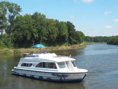 Noleggiare una Le Boat Tango a Tannay