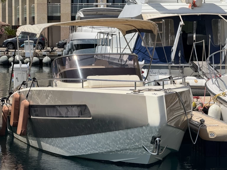 Location Bateau à moteur Invictus  avec permis