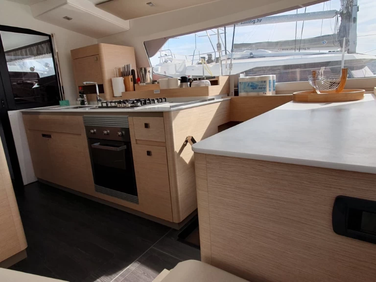 Fountaine Pajot Aura 51 a louer à Seget Donji