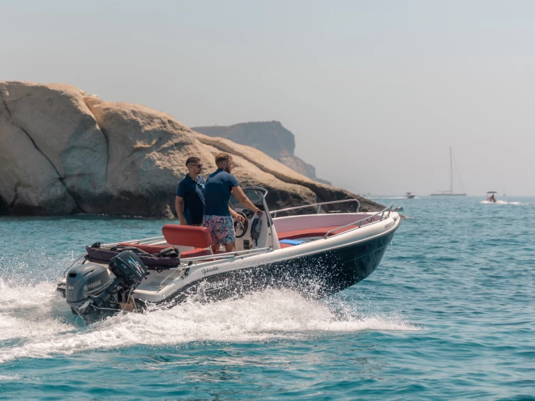 Bateau à moteur à louer à Agía Kiriakí au meilleur prix