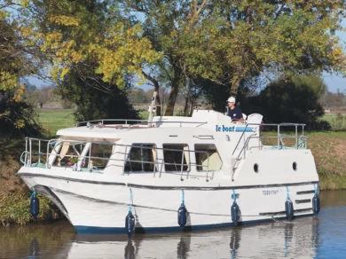 Hire Motorboat Le Boat with a boat licence