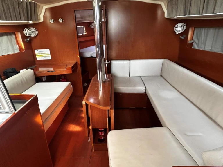 Location bateau Bénéteau Oceanis 41.1 à Gouviá sur Samboat