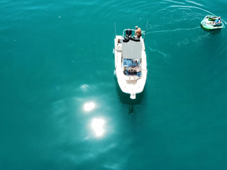 Bateau à moteur à louer à Publier au meilleur prix
