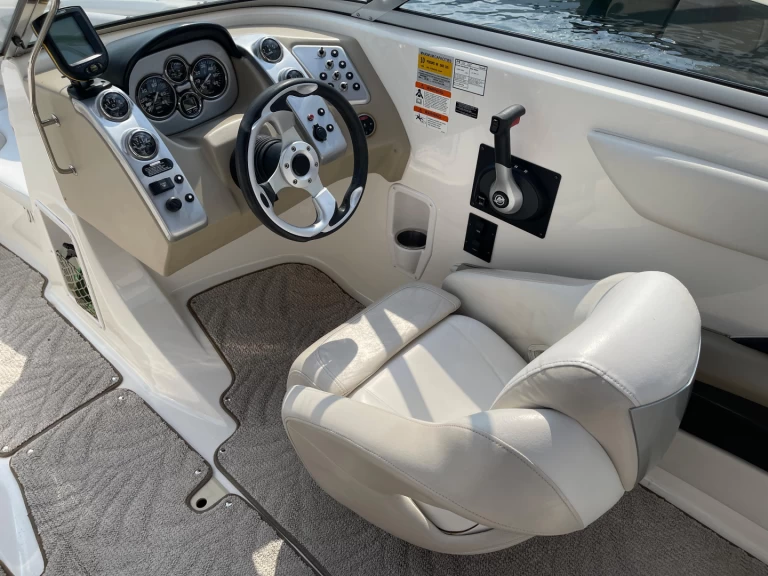 Bateau à moteur à louer à Aix-les-Bains au meilleur prix