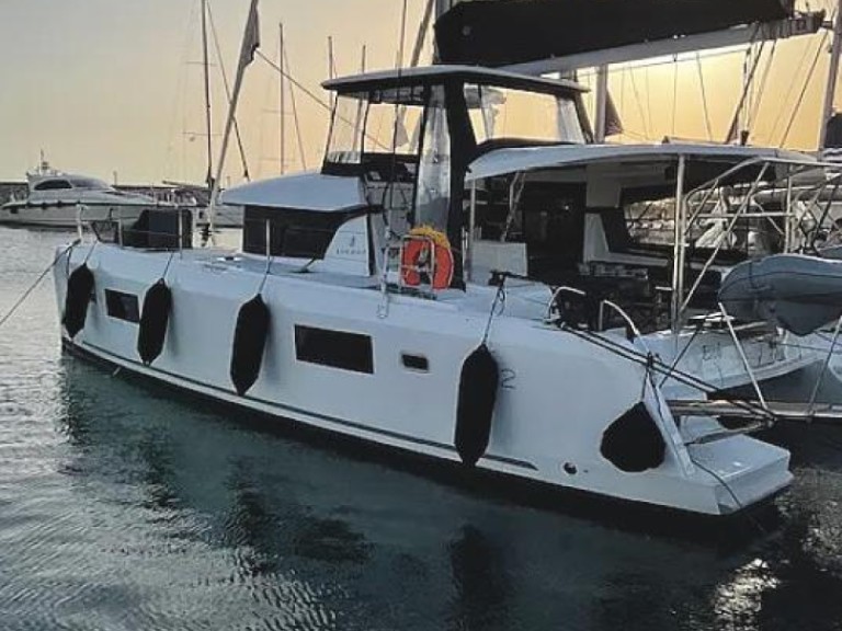 Louer Catamaran avec ou sans skipper Lagoon à Álimos