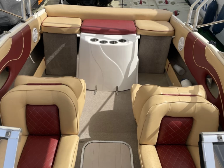 Location Bateau à moteur Rinker avec permis