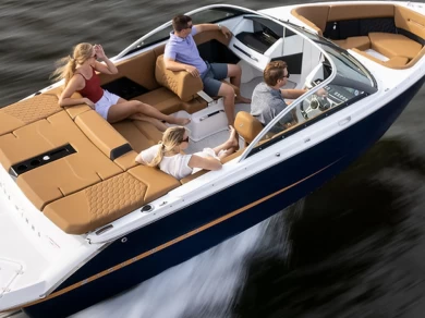Four Winns Horizon 210 charter bareboat eller skeppad i Vilanova i la Geltrú