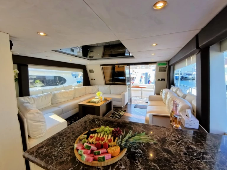 Location bateau Mr. G Yacht Dubai Marine 82Ft à Dubai Marina sur Samboat