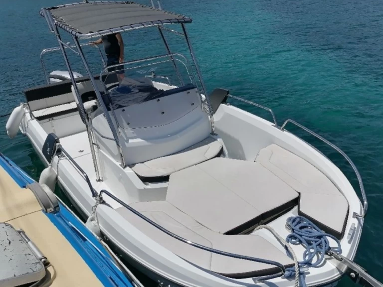 Bénéteau Flyer 6.6 SPACEdeck a louer à Porto-Vecchio
