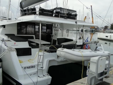 Fountaine Pajot Elba 45 charter bareboat eller skeppad i Álimos