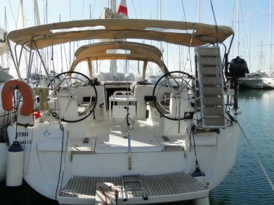 Jeanneau Sun Odyssey 479 charter bareboat eller skeppad i Álimos