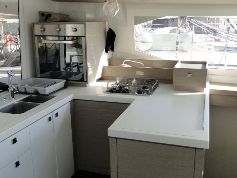 Catamaran à louer à Álimos au meilleur prix