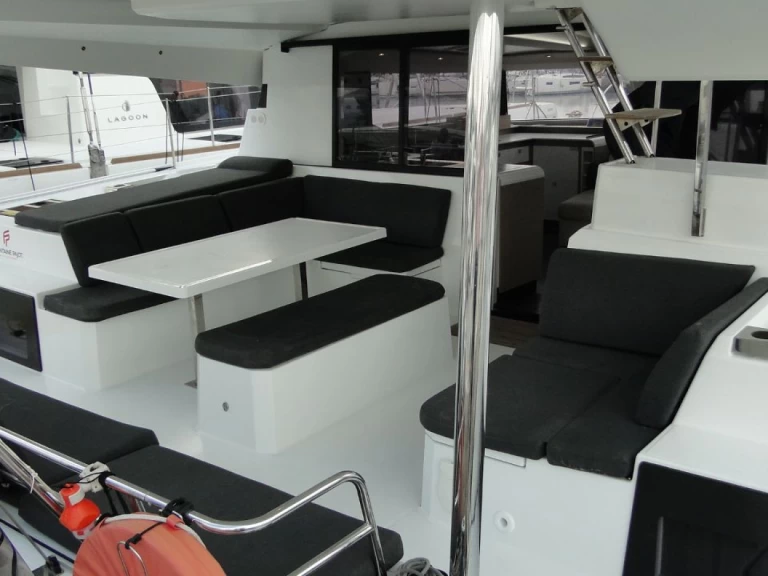 Louez un Fountaine Pajot Elba 45 à Álimos