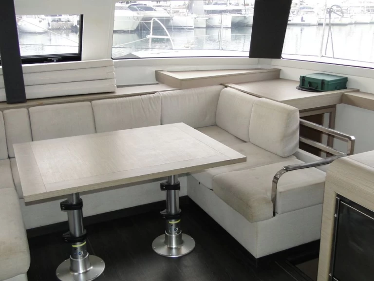 Location bateau Fountaine Pajot Elba 45 à Álimos sur Samboat