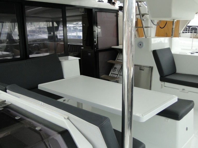 Location bateau Fountaine Pajot Saona 47 à Álimos sur Samboat