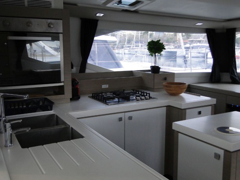 Catamaran à louer à Álimos au meilleur prix