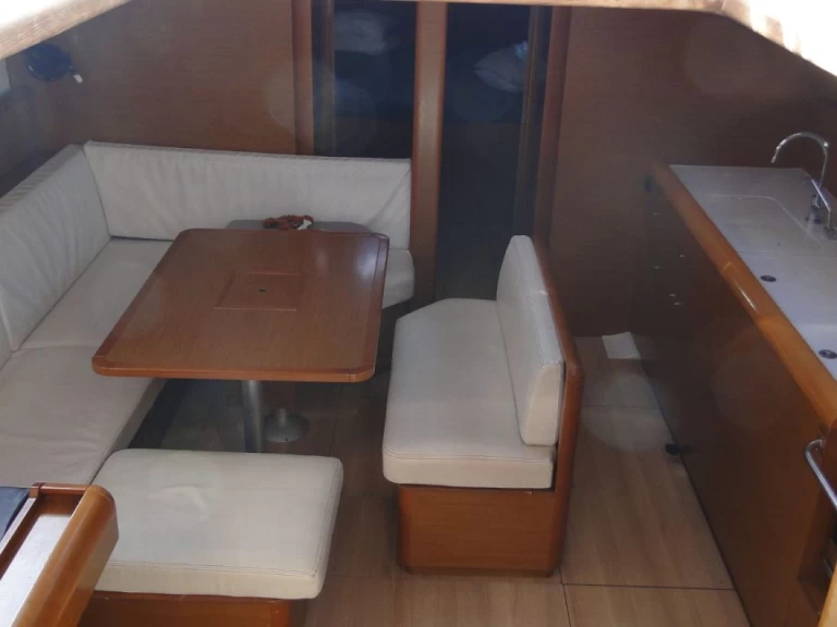 Louer Voilier avec ou sans skipper Jeanneau à Álimos