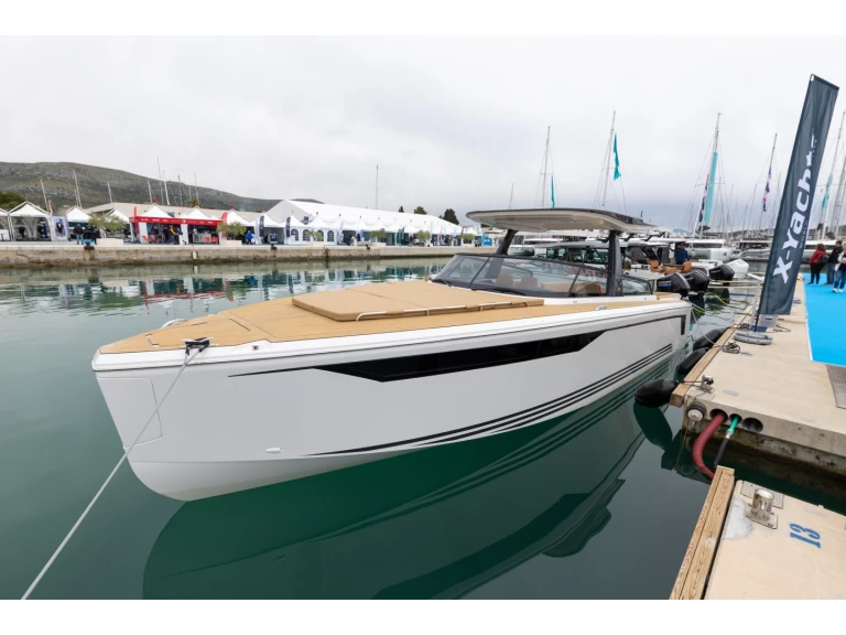 Location Bateau à moteur X-Yachts avec permis