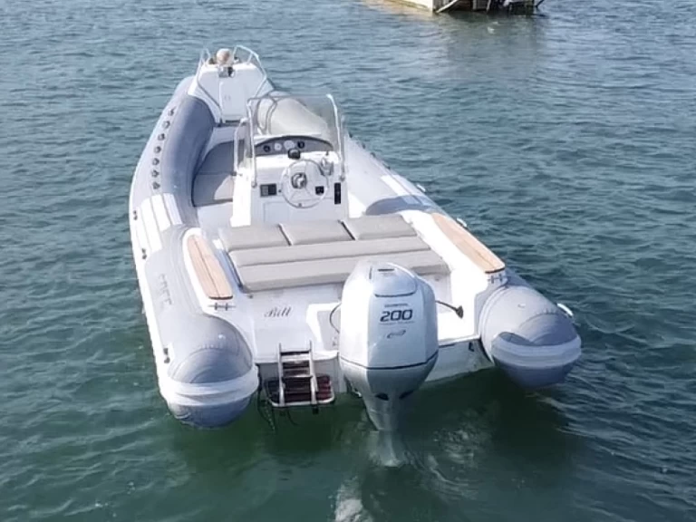 Louer Semi-rigide avec ou sans skipper Sacs à Lège-Cap-Ferret