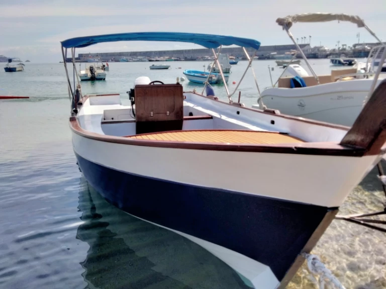 Louer Bateau à moteur avec ou sans skipper Lancia à Giardini-Naxos